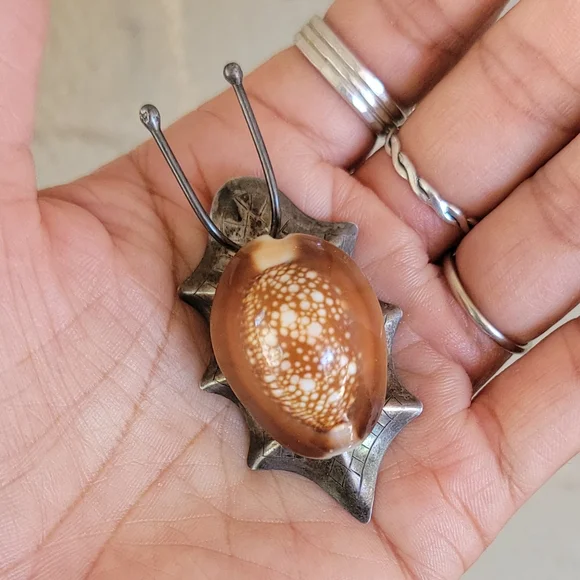*RARE* epic genuine cowrie shell 925 sterling silver snail brooch